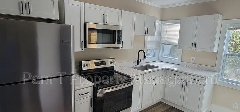 16 Helmken St — Photo 5