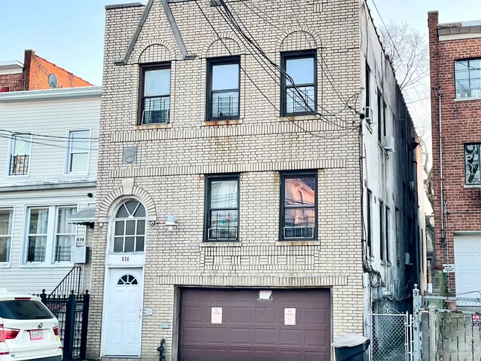 1st image of 836 E 223rd St