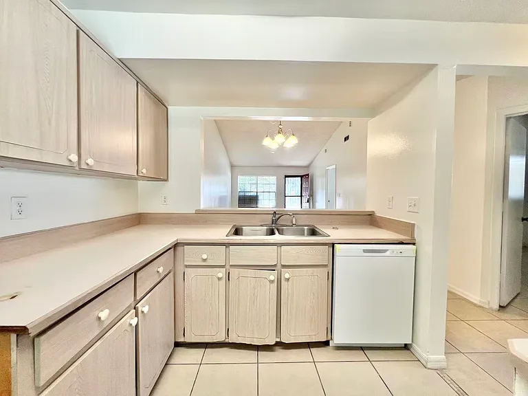 234 Lovell Ln — Photo 6