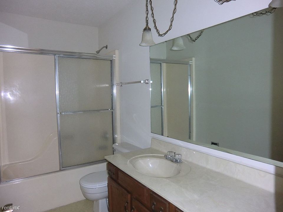 1104 Roosevelt Full Bathroom