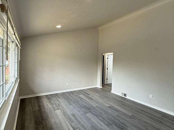 4th image of 424 Collins Dr