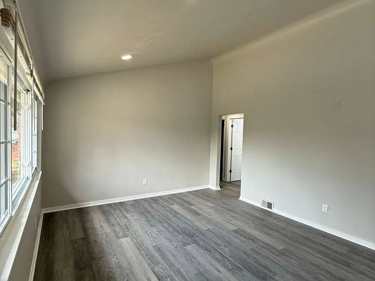 424 Collins Dr — Photo 4