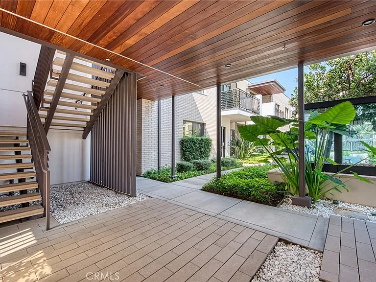 125 Hurlbut St #203 — Photo 4
