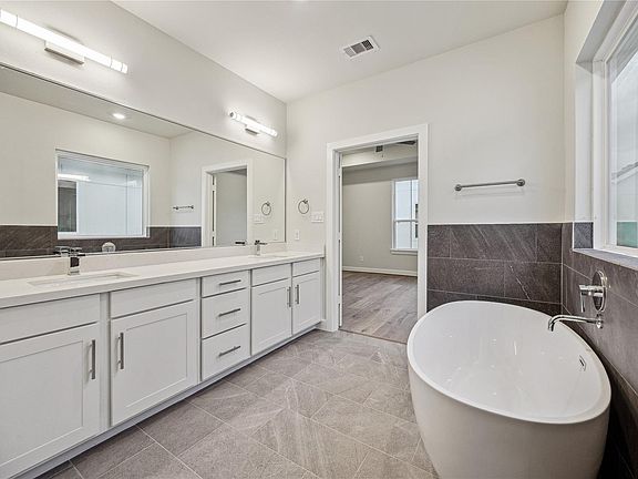 5th image of 3075 Hicks St