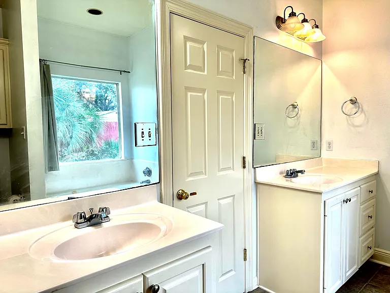 423 Lake Worth Dr — Photo 1