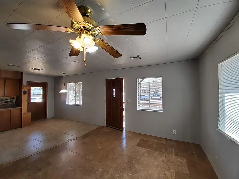 610 W Colt Cir — Photo 4