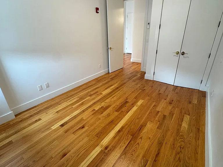 Elliott Ave — Photo 2