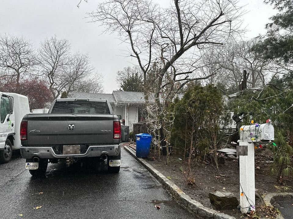 2nd image of 23 Mastic Blvd