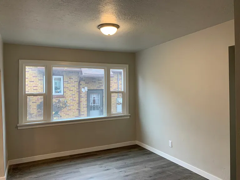 1045 Capitol St — Photo 12