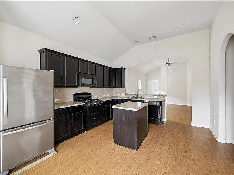 3 bed, 2.0 bath, 1355 sqft, $1,900 — Photo 3