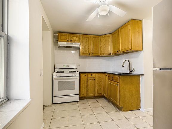 3rd image of 256 Pacific Ave #1