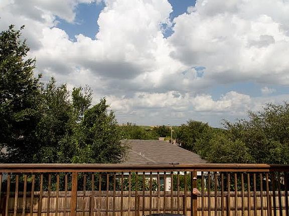 4th image of 704 Willow Run St