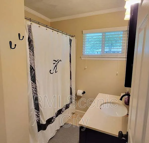 709 James Ave — Photo 10