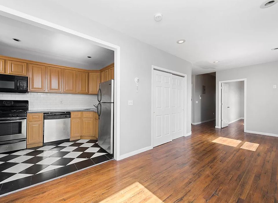 1st image of 497 Greene Ave APT 3