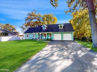 43W753 Oakleaf Dr, Elburn, IL 60119