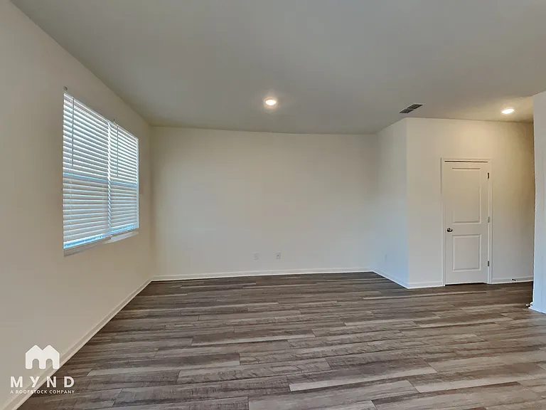 119 Saginaw Ct — Photo 6
