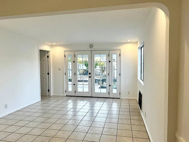 2133 N Buena Vista St — Photo 17