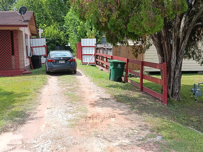 8113 Hezekiah Ln — Photo 3