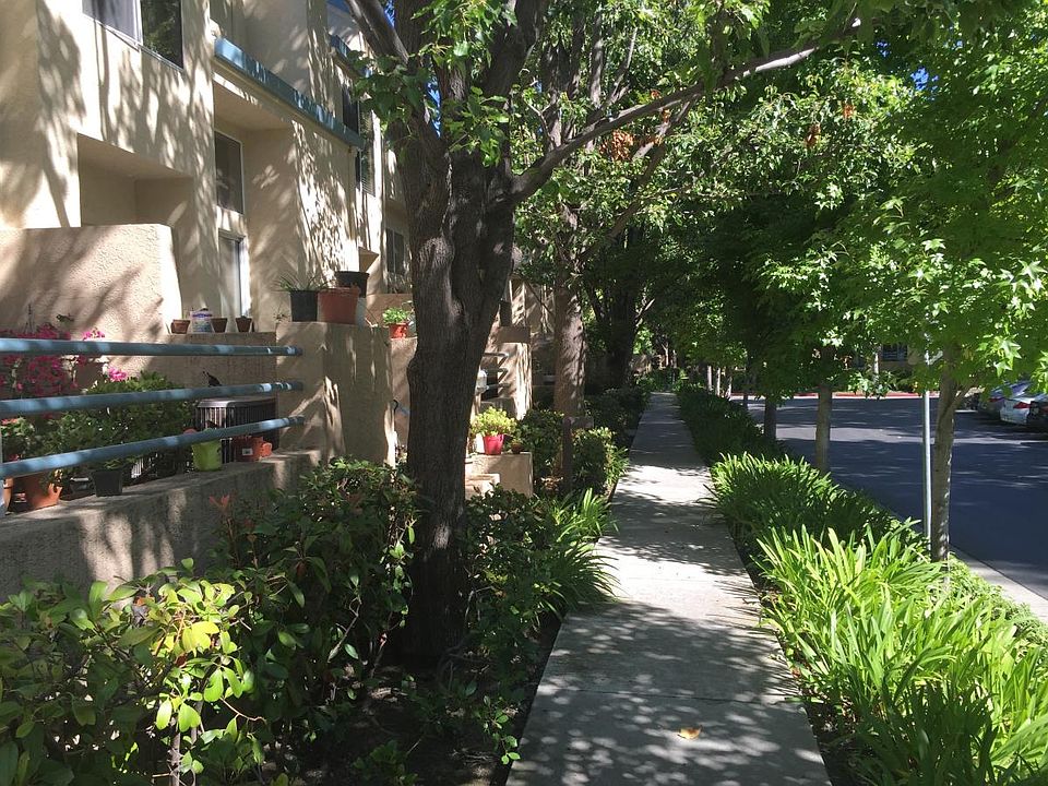1st image of 410 Galleria Dr