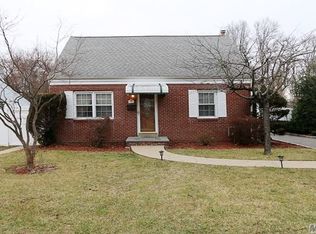 31 Lexington Ave, Westbury, NY 11590
