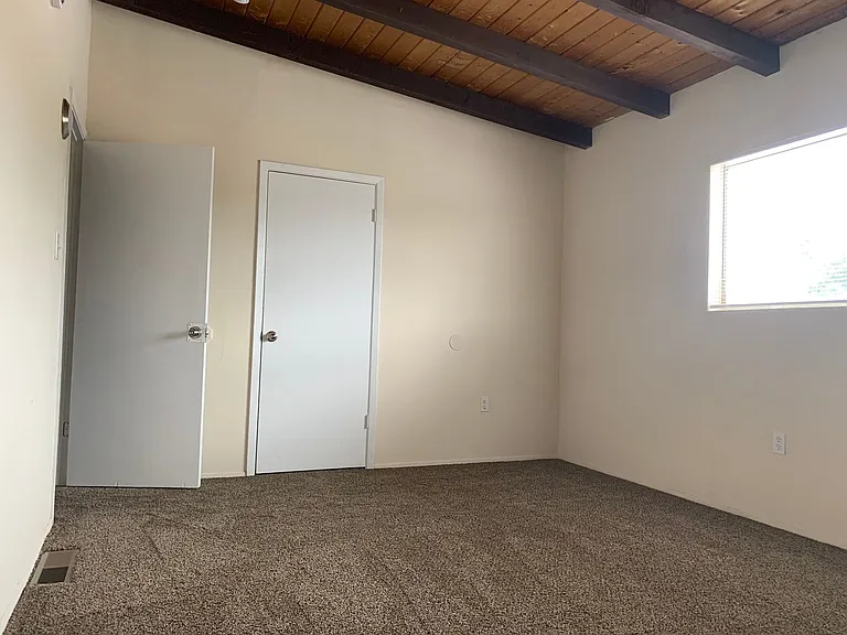 517 Vermont St NE — Photo 9
