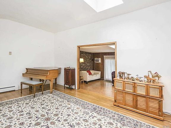 5th image of 371 Carpenter Ave