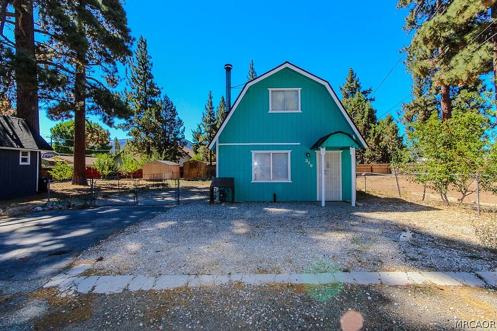 2 bed, 1.0 bath, 840 sqft, $1,800 — Photo 1