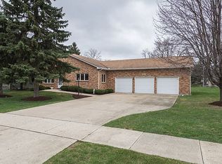 911 Parkside Rd, Naperville, IL 60540