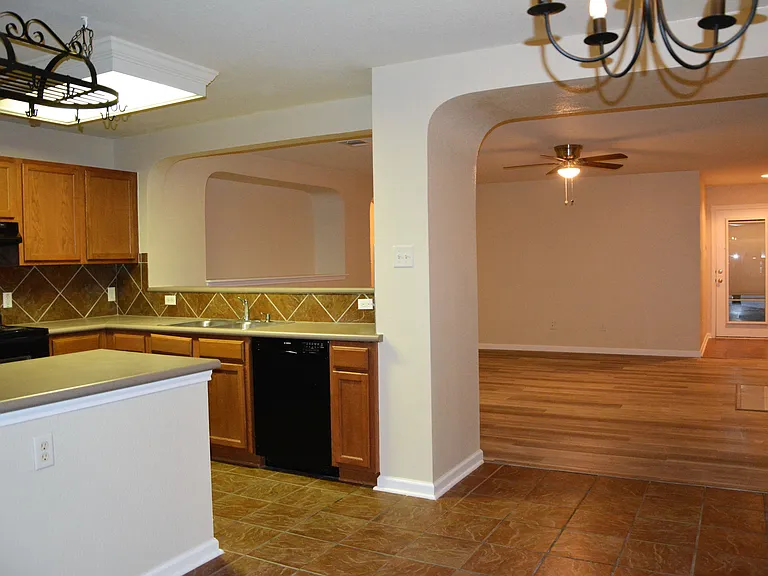 4616 Woodstock Dr — Photo 10