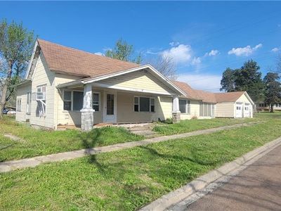 712 N 2nd St, Iola, KS, 66749