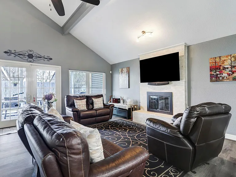 2235 Round Lake Dr — Photo 16