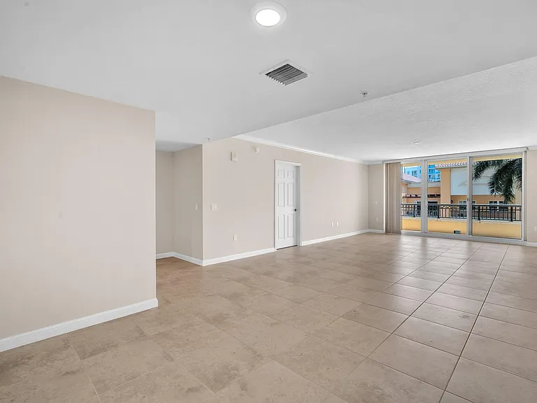 Royal Palm Apartments — Photo 19