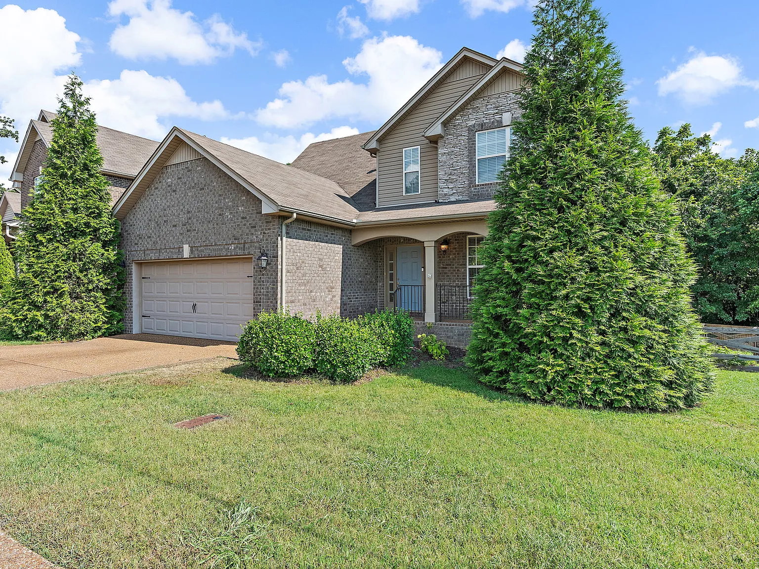 3 bed, 2.5 bath, 2417 sqft, $2,950 — Photo 2