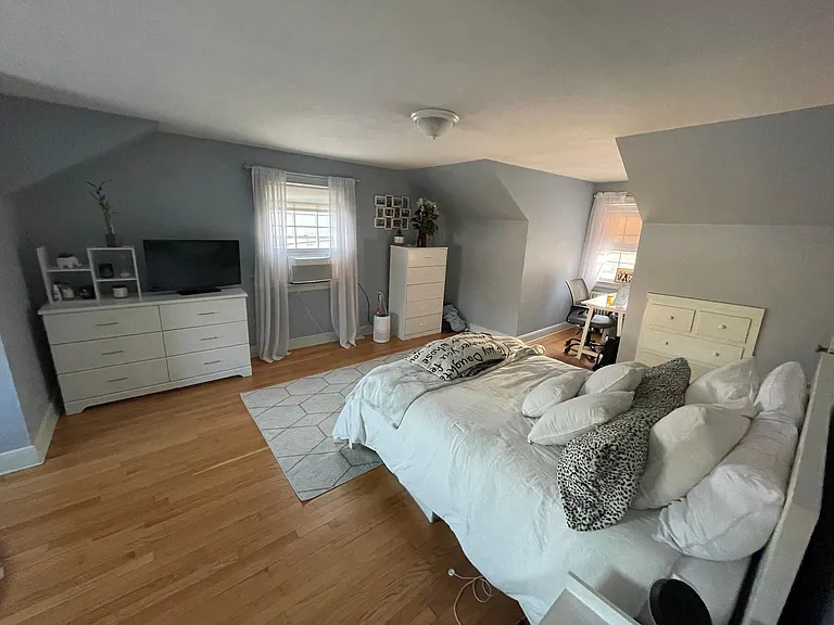 4025 Whitney Ave — Photo 6