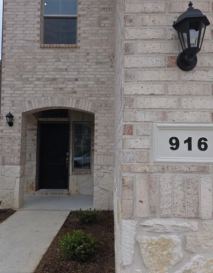 4 bed, 2498 sqft, $2,699 — Photo 2