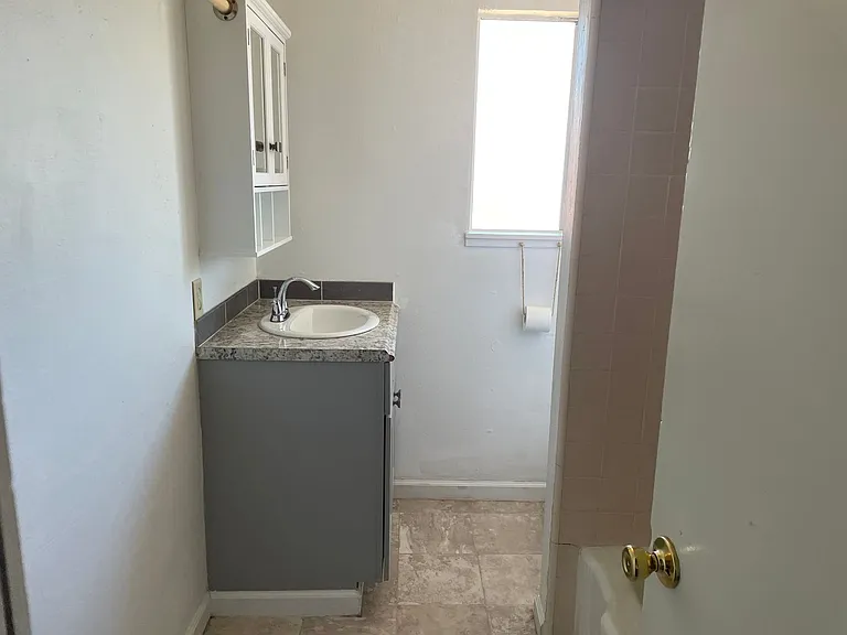 417 E Locust St — Photo 7