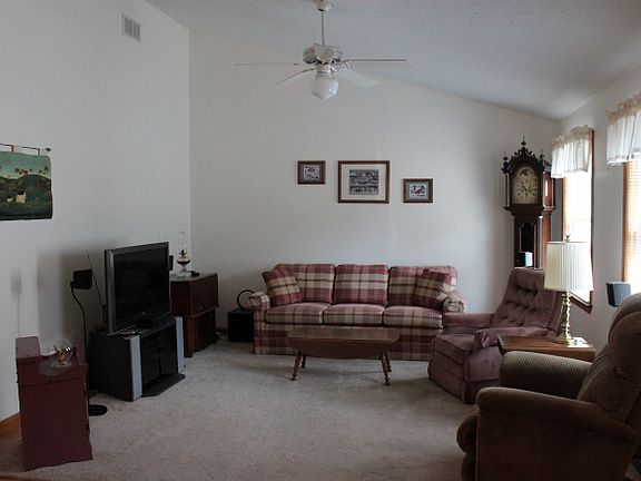 5th image of 4 Rosewood Ln