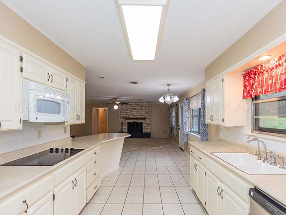 4th image of 1209 Hillcrest Dr