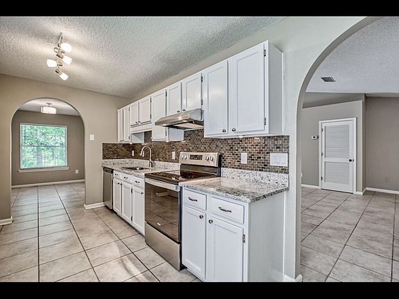 4th image of 940 Long Lake Dr