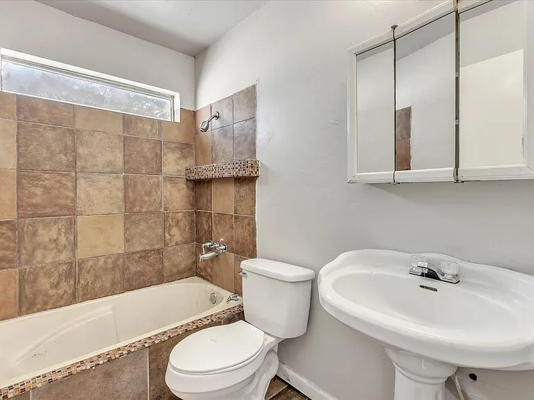 545 SW 46th St — Photo 11