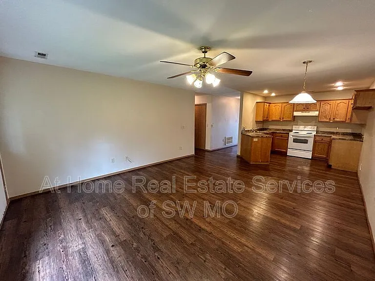 1133 S Clifton Ave — Photo 4