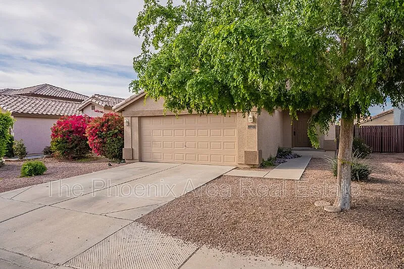 4 bed, 2.5 bath, 1355 sqft, $1,645 — Photo 4