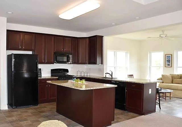 4 bed, 2800 sqft, $2,900 — Photo 2