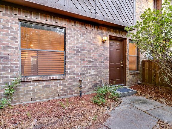 3rd image of 22 E Willowwood Ct