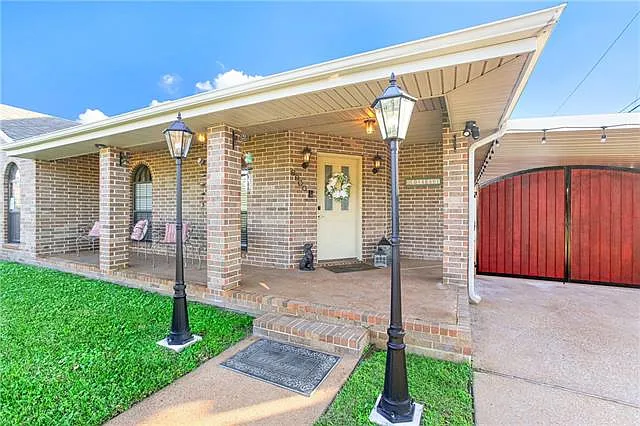 3 bed, 2.0 bath, 1579 sqft, $5,888 — Photo 2