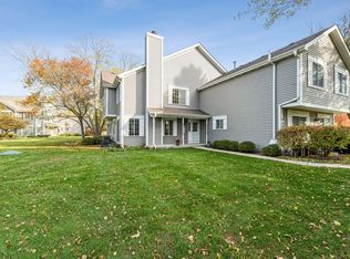 952 Surrey Ln, Dundee, IL 60118