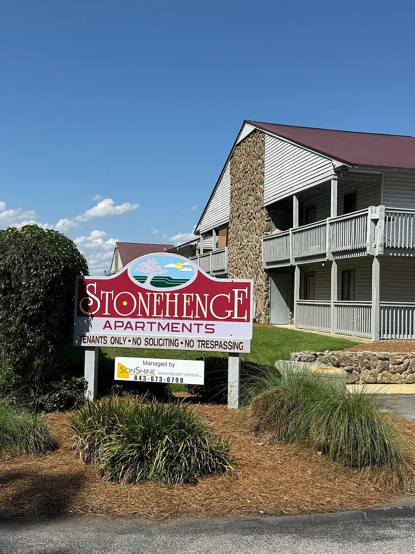 Stonehenge Apartments — Photo 3