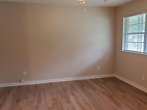 3rd image of 208 Woodland Cir