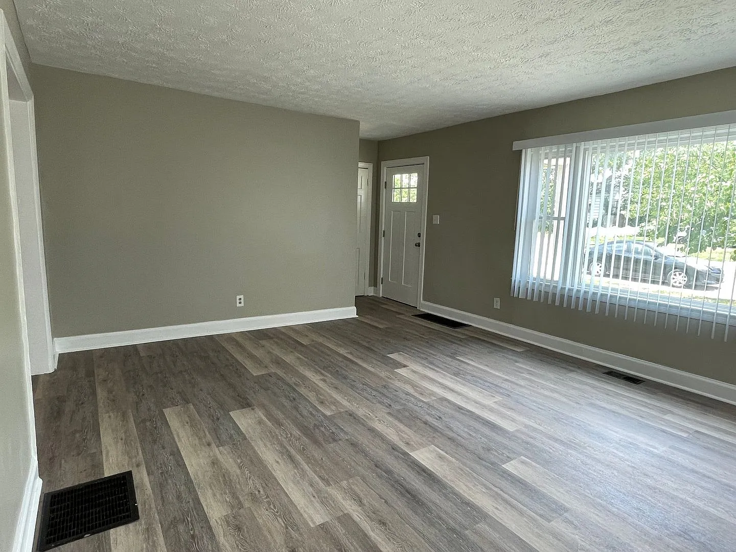 4 bedroom and 2 bath — Photo 3