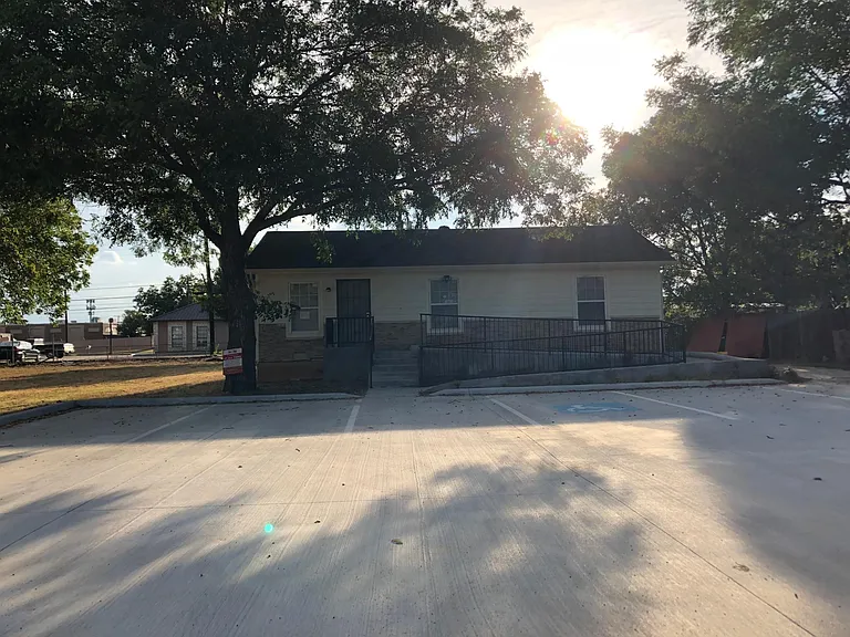 906 Cresthaven Dr #B — Photo 1
